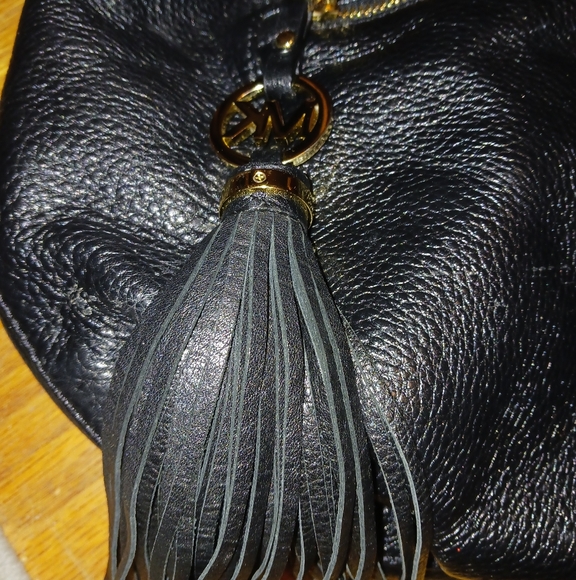 Beautiful ladies Michael Kors purse - Picture 2 of 6